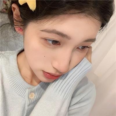 庇护棕榈树下